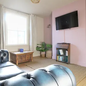  Holiday home Spacious 4 Double Bedroom House In With Parking